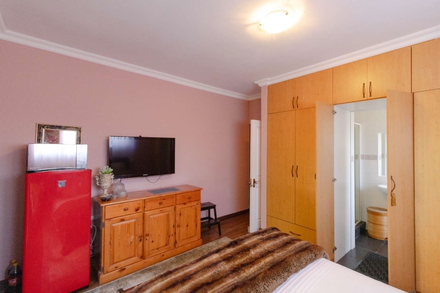 6 Bedroom Property for Sale in Sandbaai Western Cape